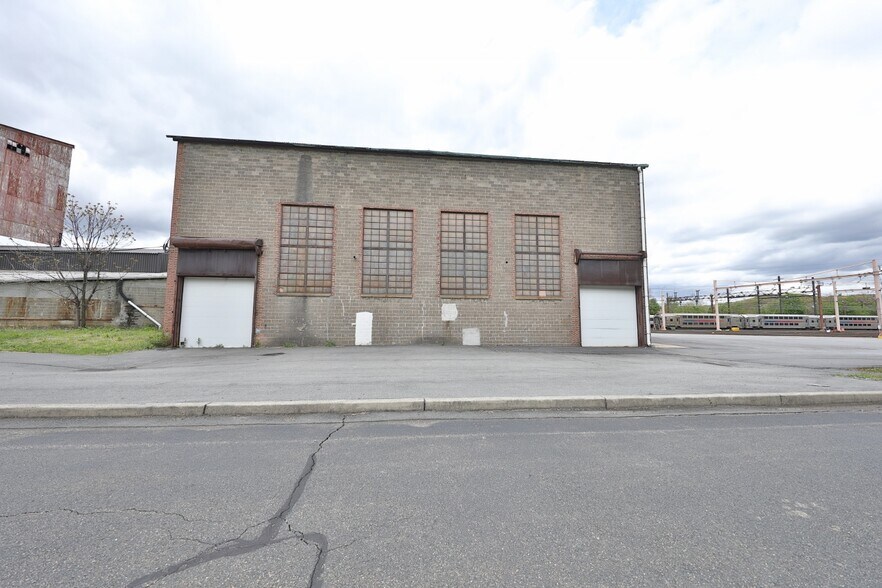 More Photos Of 126 E Dickerson St, Dover Warehouse For Sale