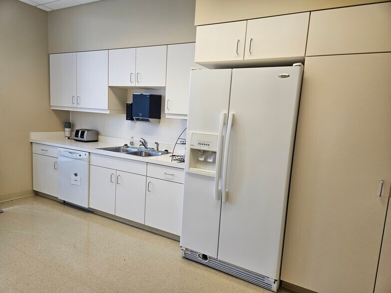 More Photos Of 4525 Sunset Blvd, Steubenville Storefront Retail Office For Lease