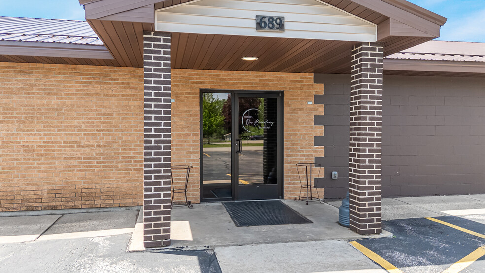 More Photos Of 689 Broadway, Berlin Restaurant For Sale