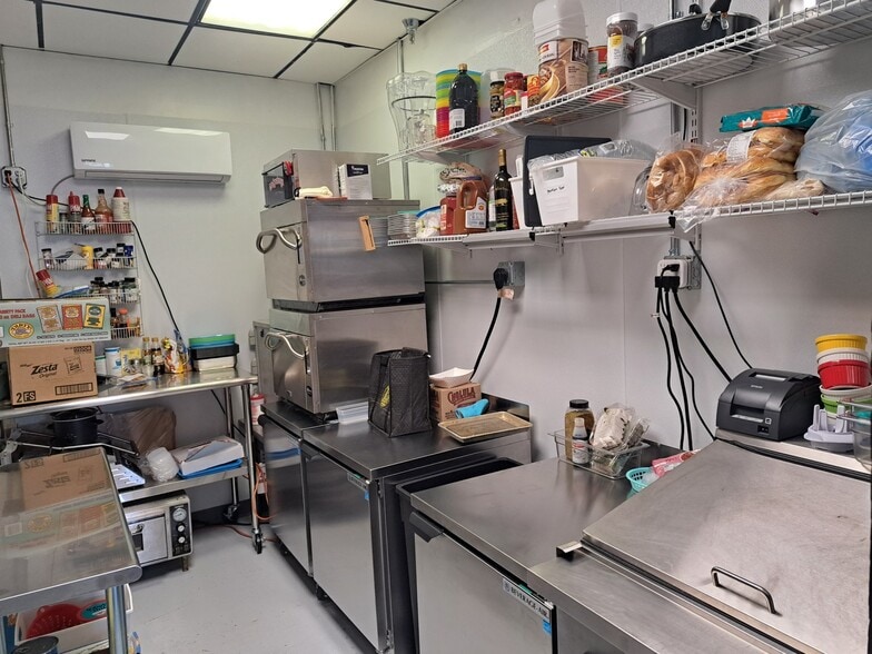 More Photos Of 1764-1868 NE Jensen Beach Blvd, Jensen Beach Bar For Lease