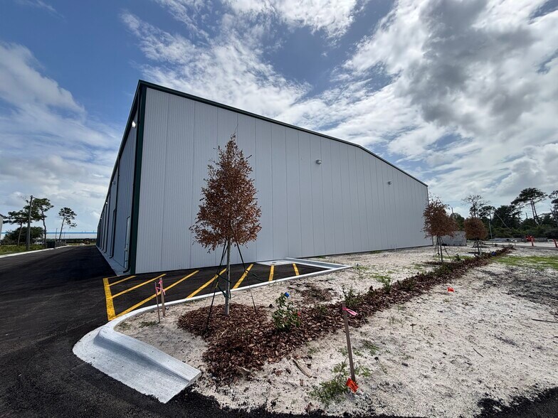 More Photos Of 3092 Oxbow Cir, Cocoa Industrial For Lease