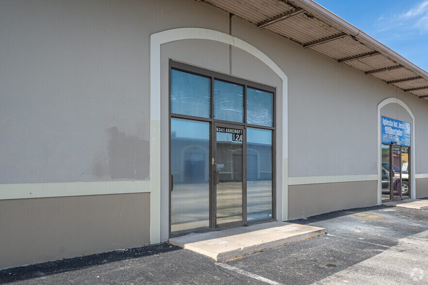 More Photos Of 6301-6335 Ashcroft Dr, Houston Showroom For Lease