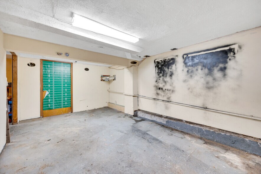 More Photos Of 941 Farmington Ave, Bristol Office Residential For Sale