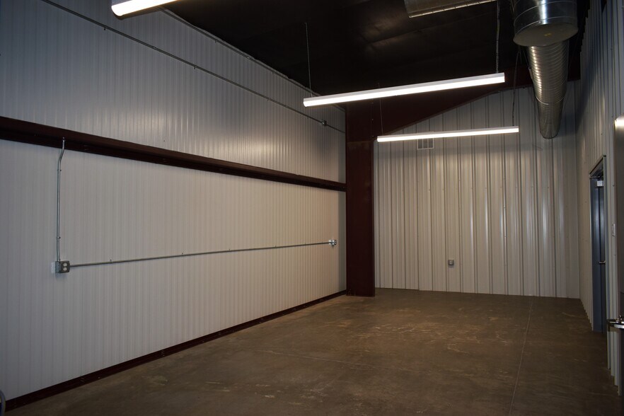 More Photos Of 9701 Northwest Expy, Yukon Showroom For Sale