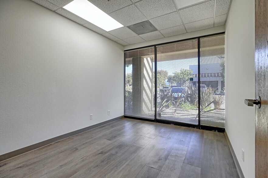 More Photos Of 4564 Telephone Rd, Ventura Warehouse For Lease