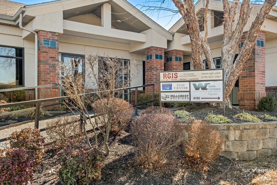 More Photos Of 3291 S Thompson St, Springdale Unknown For Lease