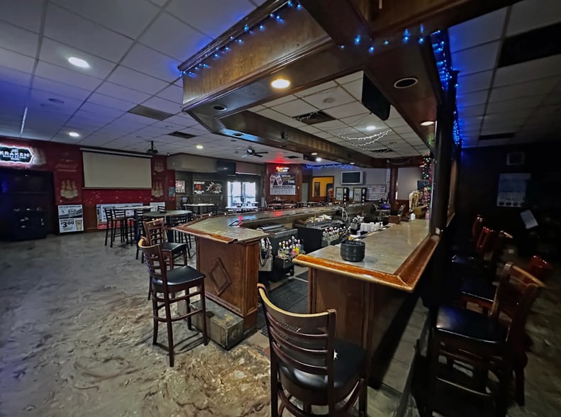 More Photos Of 1027 Sheffield Ave, Dyer Restaurant For Sale