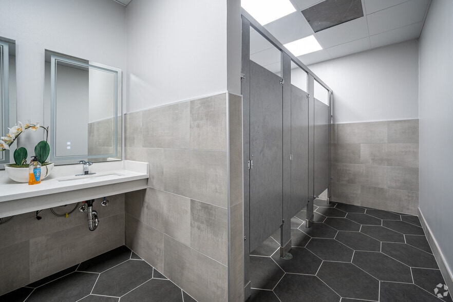 More Photos Of 6220 WESTPARK Dr, Houston Office For Lease