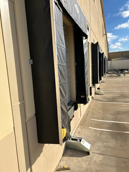 More Photos Of 2119 N I-35 E, DeSoto Distribution For Lease