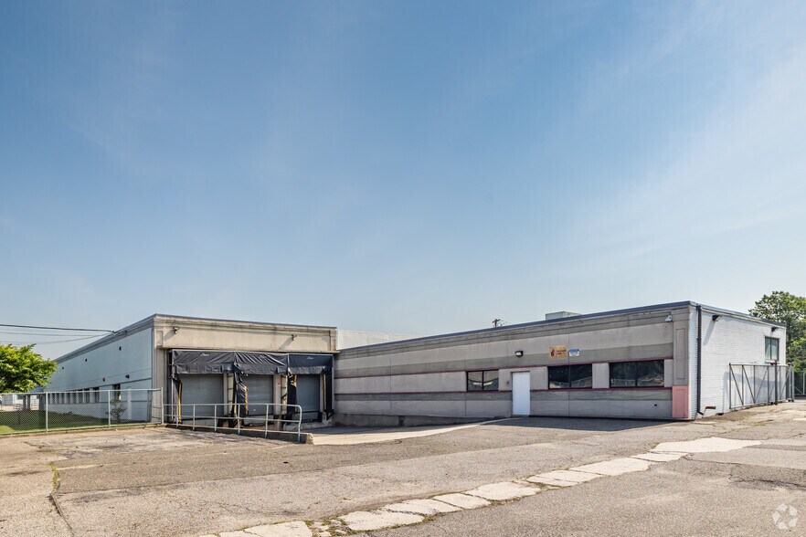 More Photos Of 200 Adams Blvd, Farmingdale Warehouse For Sale