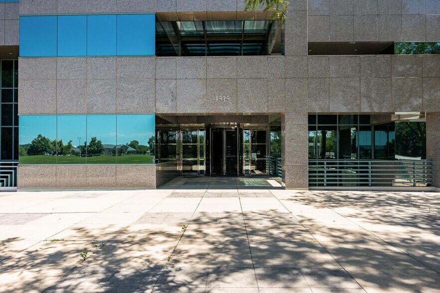 More Photos Of 4425 N River Blvd NE, Cedar Rapids Office For Sale