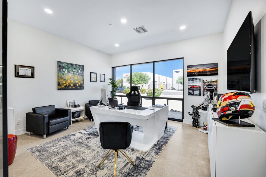 More Photos Of 7807 E Greenway Rd, Scottsdale Showroom For Sale