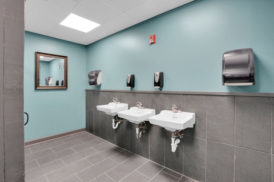 More Photos Of 1109 E Ozark Ave, Gastonia Warehouse For Lease