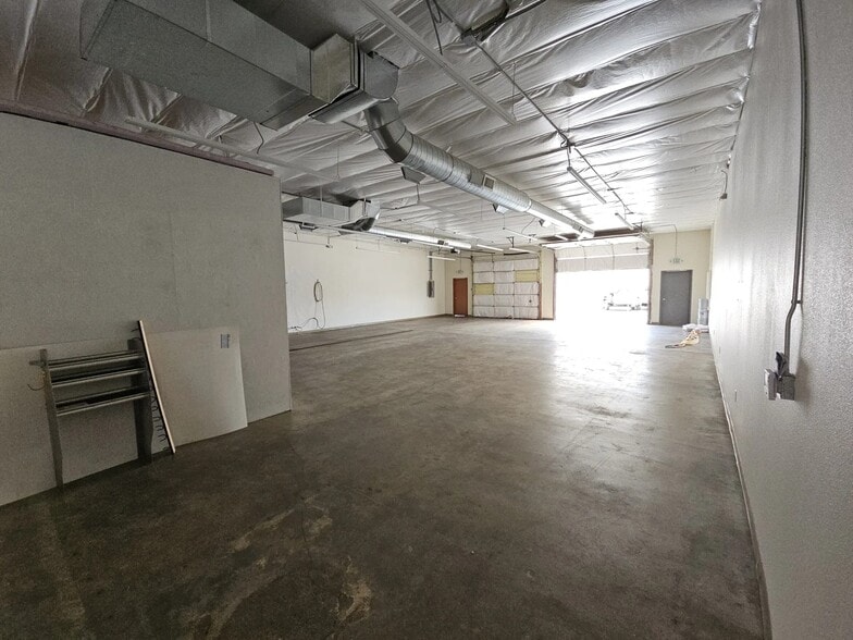 More Photos Of 5278-5290 W Chinden Blvd, Boise Showroom For Lease