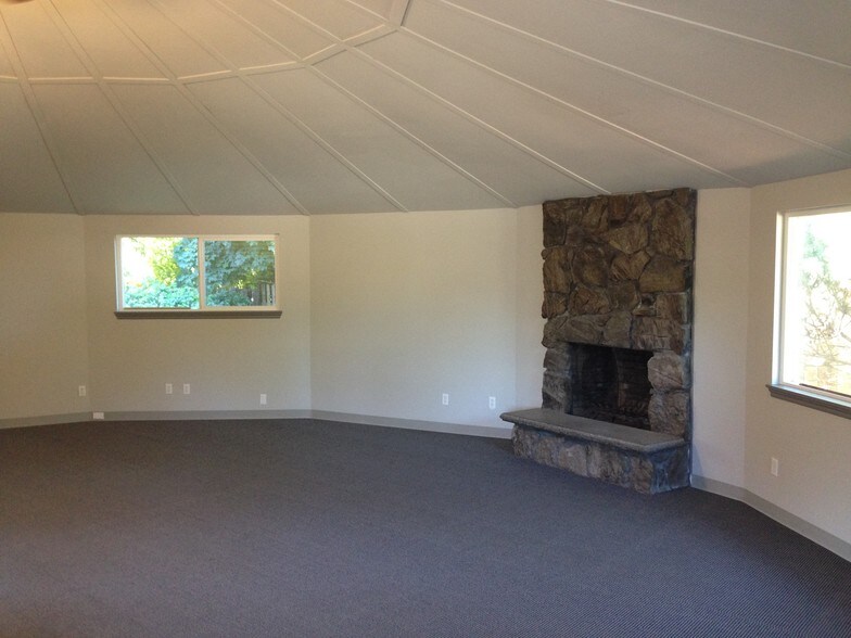 More Photos Of 1675 NE Hogan Dr, Gresham General Retail For Sale