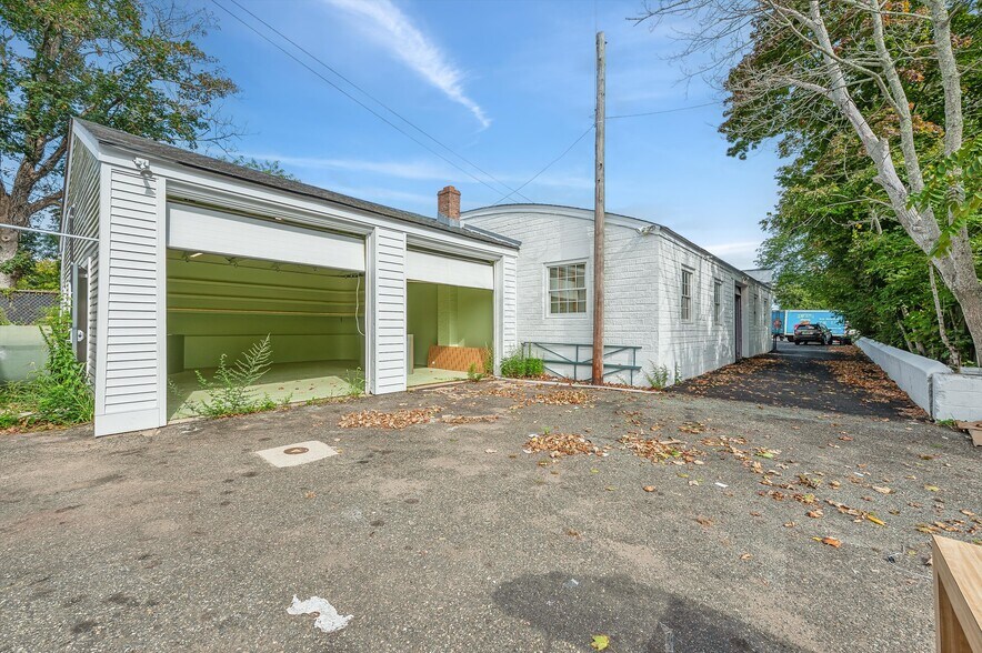 More Photos Of 9 Railroad Ave, East Hampton General Retail For Lease