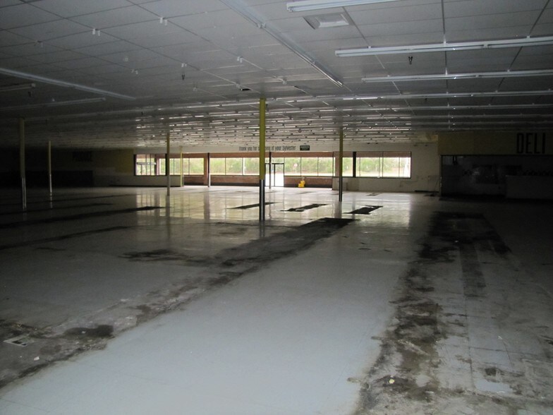 More Photos Of 502 Ashburn Rd, Sylvester General Retail For Lease