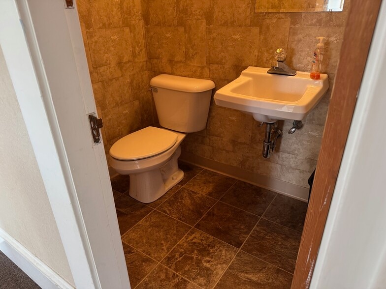 More Photos Of 1567 Centerville Rd, Warwick Office For Sale