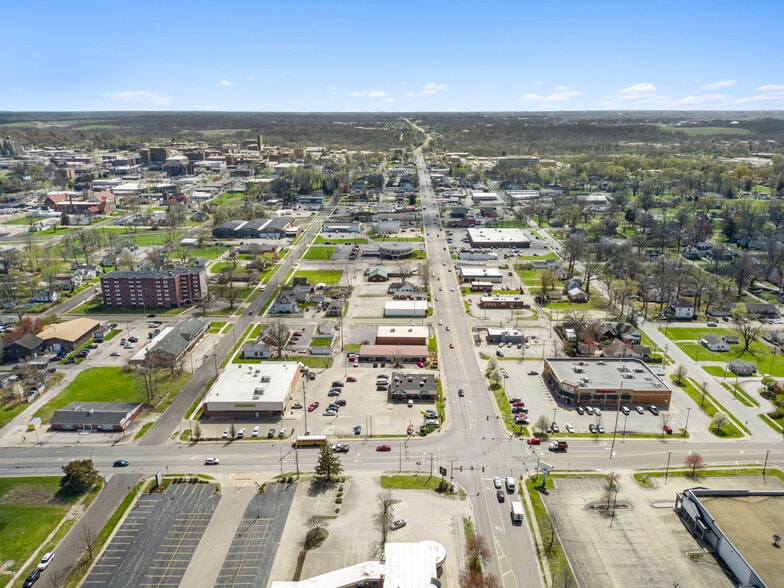 More Photos Of 302-306 W Fairchild St, Danville Storefront For Lease