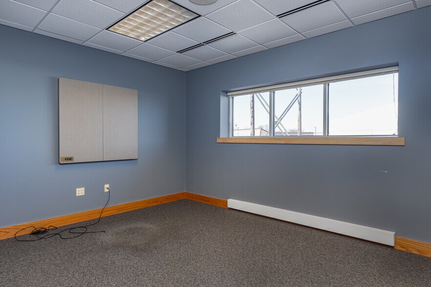 More Photos Of 927 E Main St, Winneconne Office For Sale