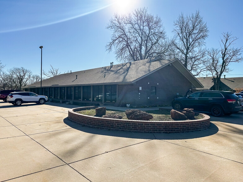 More Photos Of 2411 Heritage Trl, Enid Office For Sale