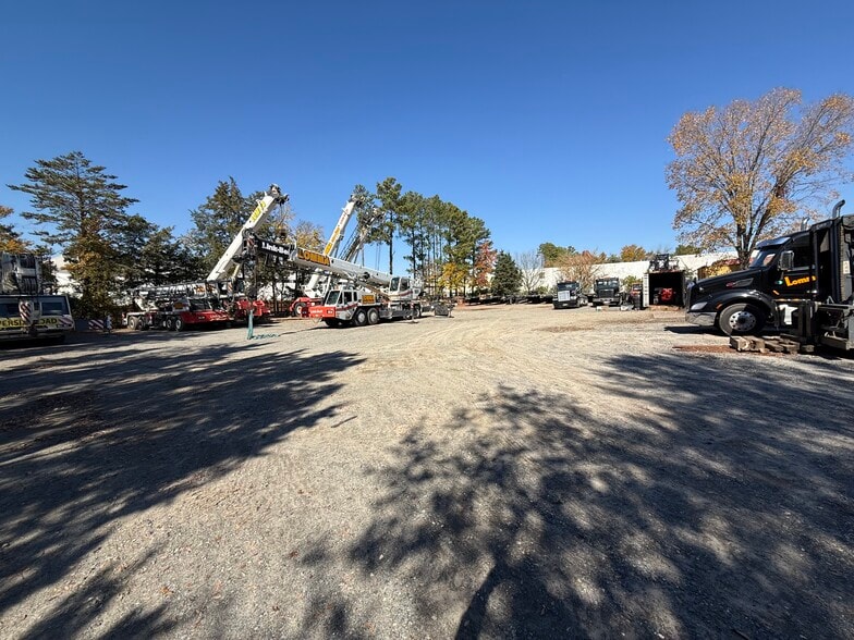 More Photos Of 10020 Industrial Dr, Pineville Warehouse For Lease