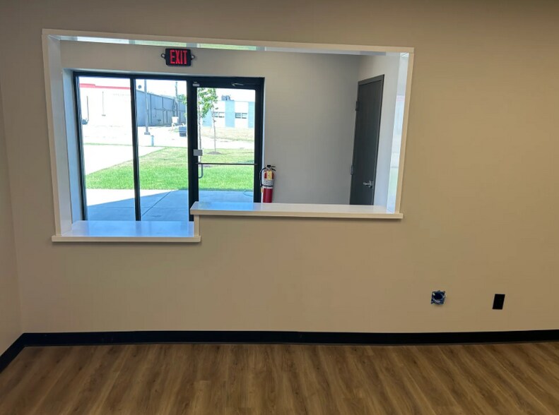 More Photos Of 850 Glaspie St, Oxford Warehouse For Sale