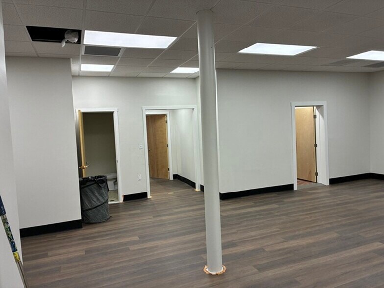 More Photos Of 4 Railroad Ave, Wakefield Flex For Lease