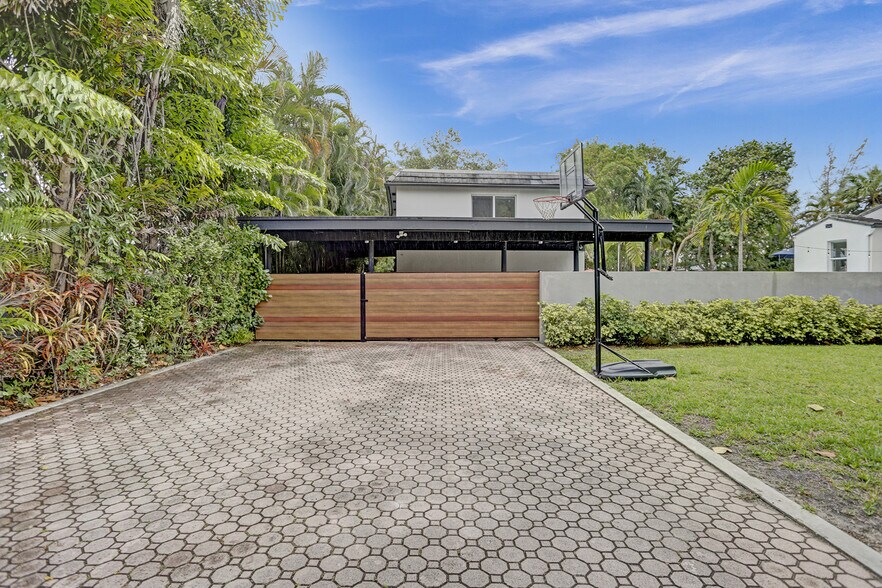 More Photos Of 430 Ne 121st St, Biscayne Park Movie Radio TVStudio For Sale