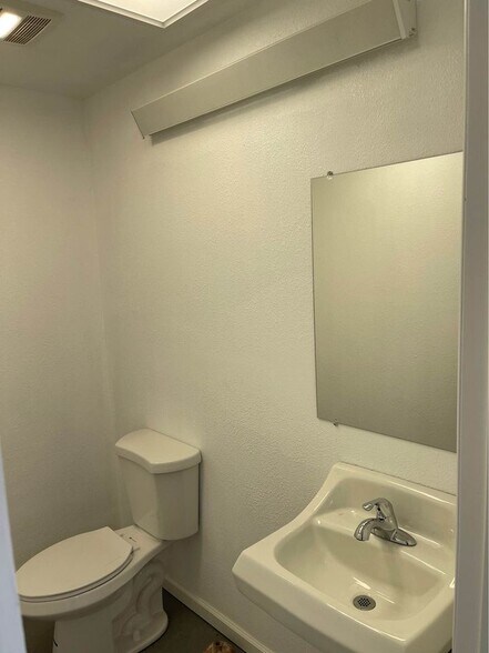 More Photos Of 210 Chestnut St, Sterling Showroom For Lease