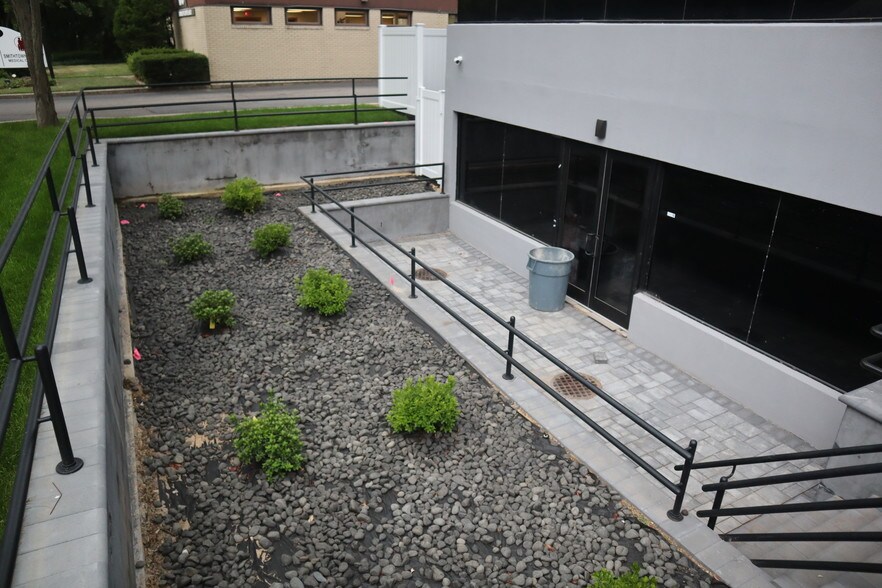 More Photos Of 98 Maple Ave, Smithtown Office For Lease