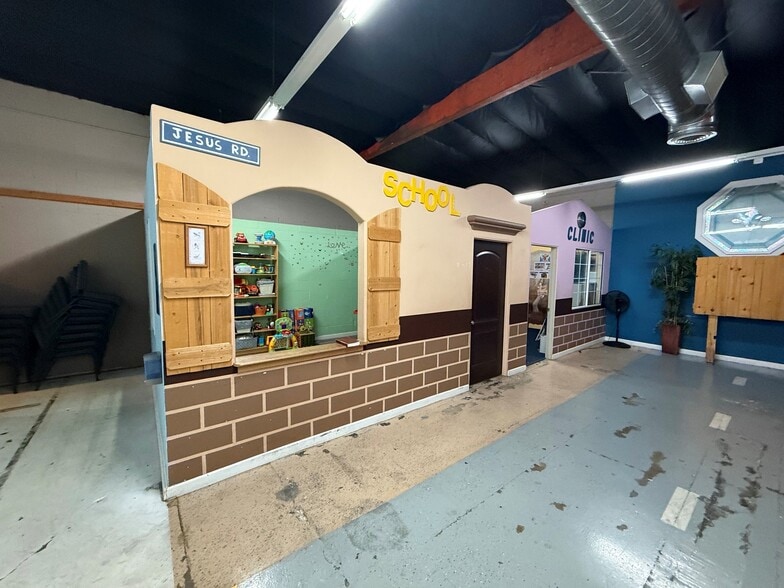 More Photos Of 11471 Vanowen St, North Hollywood Warehouse For Lease