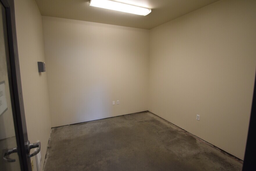 More Photos Of 20495 Murray Rd, Bend Warehouse For Lease