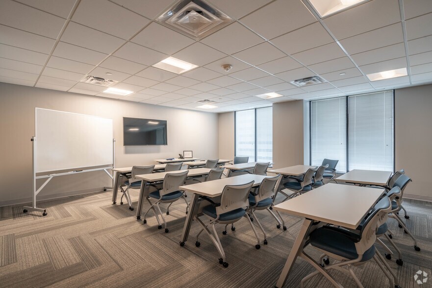 More Photos Of 445 Minnesota St, Saint Paul Unknown For Lease