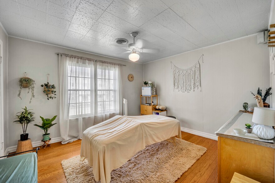 More Photos Of 808 W Abram St, Arlington Freestanding For Sale