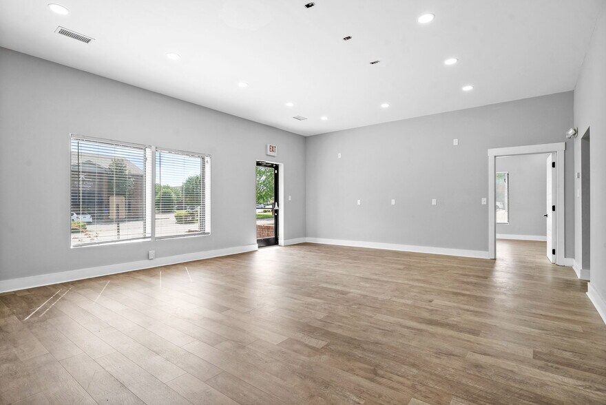 More Photos Of 131 Corporate Dr, Clarksville Flex For Lease