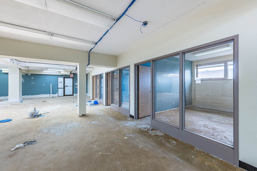 More Photos Of 220 Advance Blvd, Brampton Office For Sale