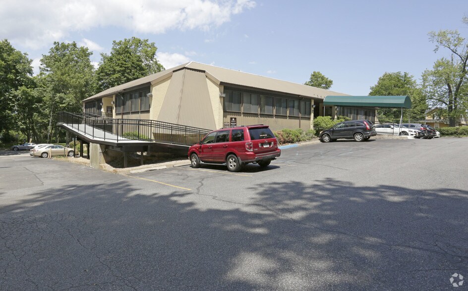 More Photos Of 200 W Carver St, Huntington Medical For Lease
