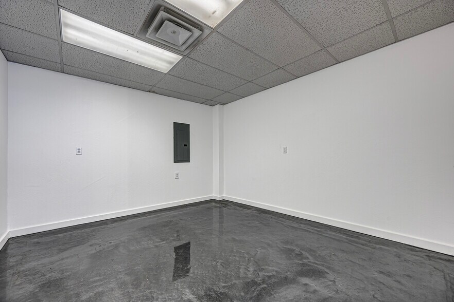 More Photos Of 209-211 S 5th St, Chickasha Storefront For Lease