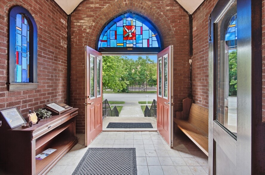 More Photos Of 6240 N Avondale Ave, Chicago Specialty For Sale