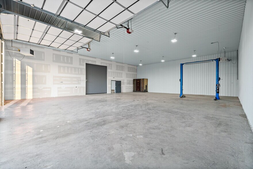 More Photos Of 1040 Smokestack Dr, Clarksville Warehouse For Lease