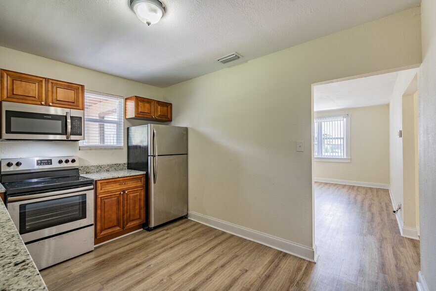 More Photos Of 2706 Stallone Dr, Tampa Office Residential For Lease