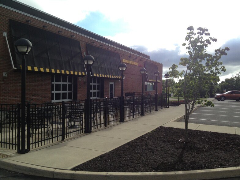 More Photos Of 645 Poquonock Ave, Windsor Storefront For Lease