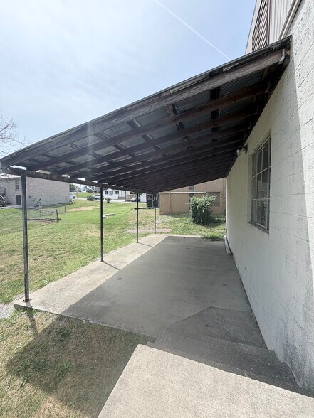 More Photos Of 209 N Estill Ave, Richmond Warehouse For Lease