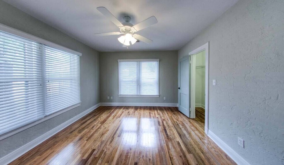 More Photos Of 629 SW 9th St, Gainesville Dormitory For Sale