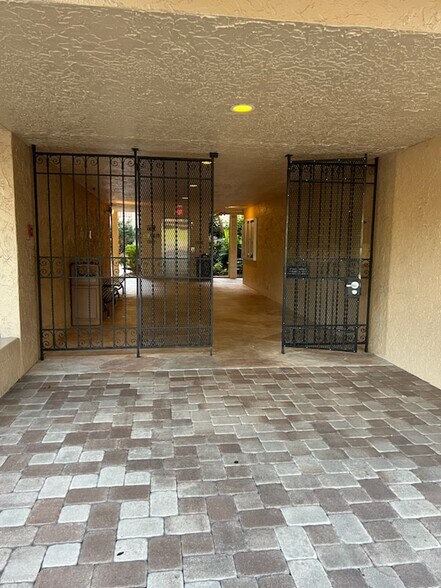 More Photos Of 2650 Bahia Vista St, Sarasota Medical For Sale