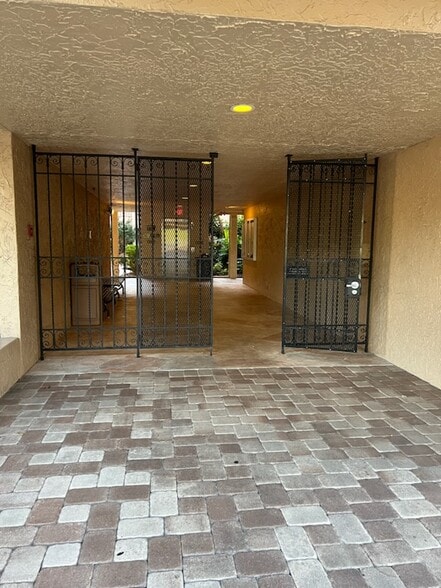 More Photos Of 2650 Bahia Vista St, Sarasota Medical For Sale