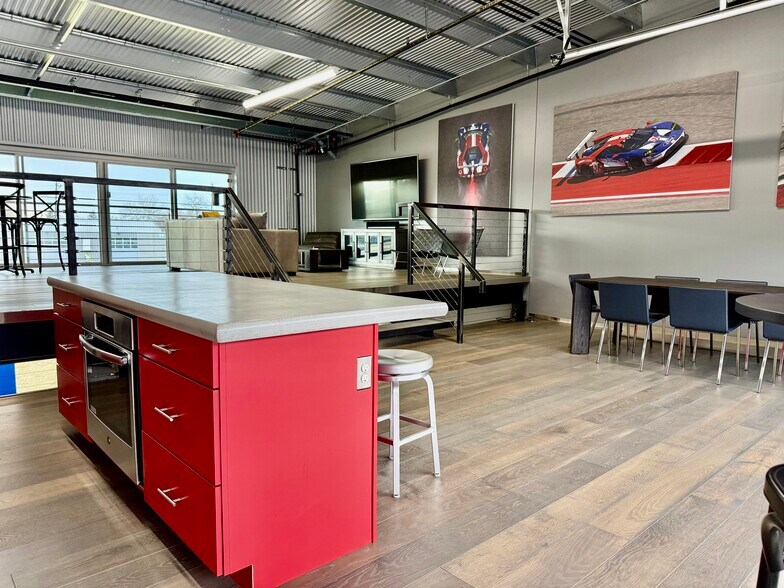 More Photos Of 161 W Speed Way, Pontiac Parking Garage For Sale