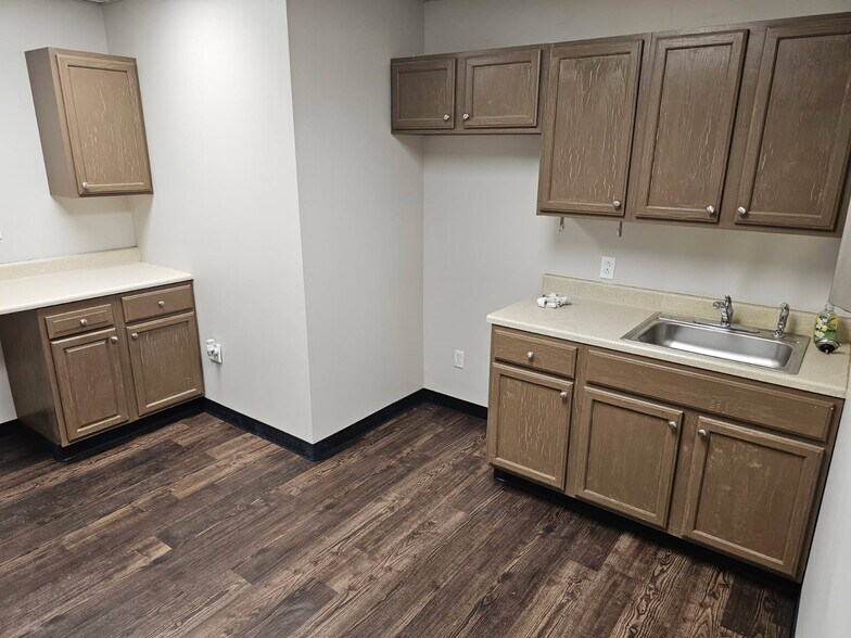 More Photos Of 1359 E Hanthorn Rd, Lima Light Distribution For Lease