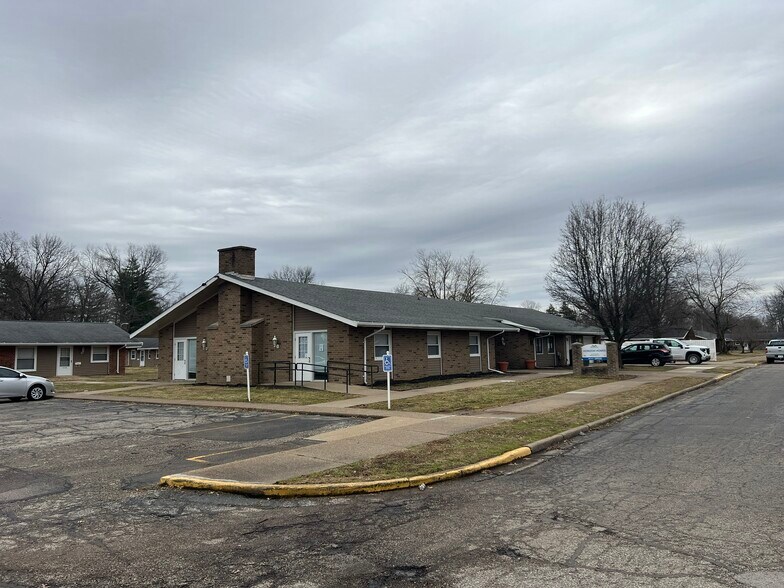 More Photos Of 1450 Luther Sq, Evansville Apartments For Sale